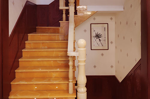 振兴中式别墅室内汉白玉石楼梯的定制安装装饰效果